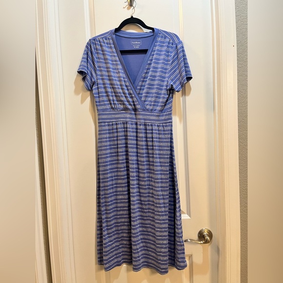 L.L Bean Faux Wrap Dress Short Sleeve V-Neck Blue Striped Medium Length 42” - Picture 4 of 6